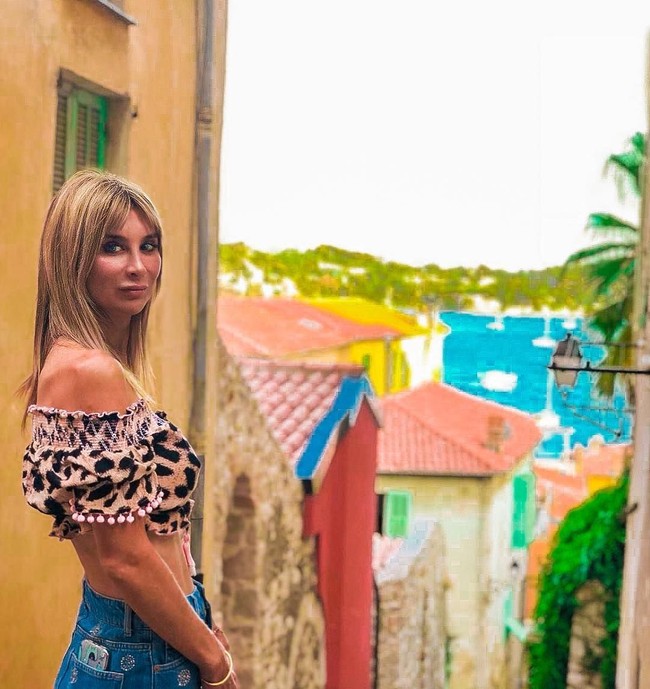 Kini terbang keliling dunia dengan menyetir pesawat sendiri dilakukannya untuk menyalurkan hobi travellingnya.  Foto: Instagram (@blondemouse)