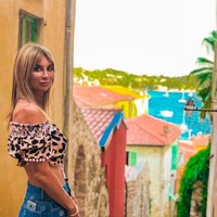 Kini terbang keliling dunia dengan menyetir pesawat sendiri dilakukannya untuk menyalurkan hobi travellingnya.  Foto: Instagram (@blondemouse)