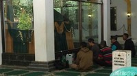 Prabu Boros Ngora merupakan murid Sayyidina Ali. Makam ini pun ramai dikunjungi peziarah yang datang dari berbagai daerah seperti Lampung, daerah Jawa Tengah, Jawa Timur, Kalimantan. (Dadang/detikTravel)