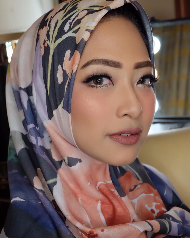 Pemotretannya kala itu dilaksanakan di Los Angeles, California. Ia menjadi satu-satunya perwakilan Indonesia mengenakan seragam batik. Namun, saat itu ia belum mengenakan hijab. Foto: Instagram/nuurulzafitra