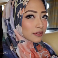 Pemotretannya kala itu dilaksanakan di Los Angeles, California. Ia menjadi satu-satunya perwakilan Indonesia mengenakan seragam batik. Namun, saat itu ia belum mengenakan hijab. Foto: Instagram/nuurulzafitra