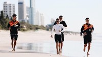 Foto: Anthony Ginting tampil kompak bersama para atlet bulutangkis lain di Surfers Paradise Beach, Gold Coast, Australia di sela Piala Sudirman 2017 (@sinisukanthony/Instagram)