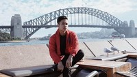 Foto: Saat pergi keluar negeri, Anthony biasanya sambil membela Indonesia. Ini gaya dia di Sydney Harbour Bridge, Sydney, Australia saat Piala Sudirman 2017 (@sinisukanthony/Instagram)