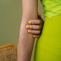 Punya bulu yang cukup lebat di tangan pun membuat Ayqa sering dipandangi. Pihak keluarga bahkan kerap mengatakan jika tampilan itu kotor dan maskulin. Namun demi menegakkan pemberdayaan diri sendiri, Ayqa kini meninggalkan kebiasaan cukur itu. Kamu tidak bisa memberdayakan diri sendirian, butuh komunitas. Itu adalah hasil bolak-balik antara kamu dan orang lain, ungkapnya. Foto: Heather Hazzan/Allure