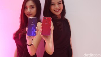 VOOC bisa dimanfaatkan baik saat layar mati atau hidup sehingga bisa digunakan saat smartphone ingin dipakai. Juga tanpa panas sehingga aman dan nyaman bagi pengguna. (Foto: detikINET/Ari Saputra)