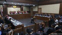 Suasana sidang perdana Zumi Zola.