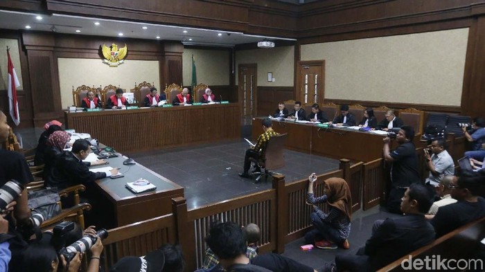 Pengacara Zumi Zola: Dakwaan KPK Terlalu Ambisius