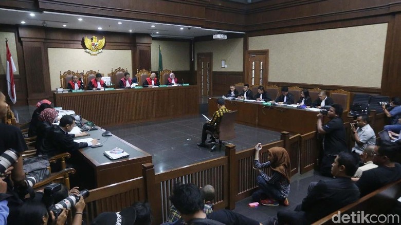 Pengacara Zumi Zola: Dakwaan KPK Terlalu Ambisius Pengacara Zumi Zola: Dakwaan KPK Terlalu Ambisius