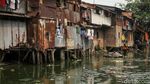Sampah di Kali Ciliwung Terus Dibersihkan