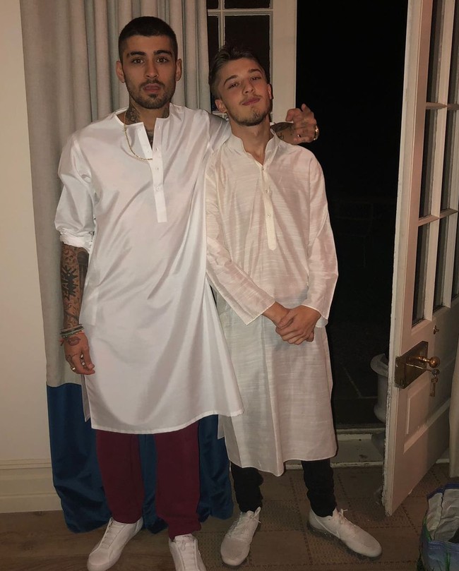 Baju koko berwarna putih identik dipakai umat muslim untuk beribadah. Baju yang juga sering disebut kurtal ini baru-baru ini dipakai oleh Zayn Malik saat merayakan Idul Adha bersama keluarga. Foto: Instagram/waliyha.azad