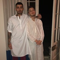 Baju koko berwarna putih identik dipakai umat muslim untuk beribadah. Baju yang juga sering disebut kurtal ini baru-baru ini dipakai oleh Zayn Malik saat merayakan Idul Adha bersama keluarga. Foto: Instagram/waliyha.azad