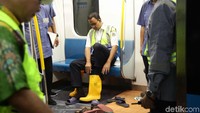 Anies memakai sepatu boot saat akan keluar dari MRT menuju stasiun.