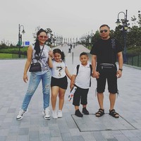 Archlight Sneakers Louis Vuitton juga dipakai Krisdayanti saat jalan-jalan ke Disneyland Shanghai bersama Raul dan anak-anak mereka, Amora dan Kellen. Foto: Instagram