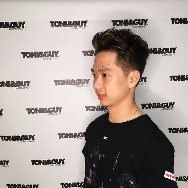 Potong rambut di salon ternama ibukota, Toni & Guy, Kevin Sanjaya bergaya dengan merek kekinian, Off-White. Kaus Off-White yang dipakainya merupakan seri galaxy yang dijual seharga Rp 3,8 juta. Foto: Instagram