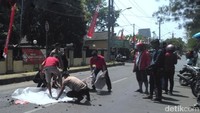 Beberapa rangkaian olah TKP sudah dimulai. Antara lain pemotretan dari mobil Traffic Accident Analysis (TAA) dan perekaman video drone di sejauh 50 meter Jalan KS Tubun.