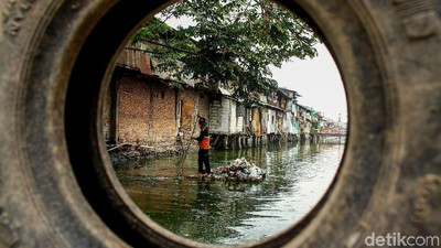 Sampah di Kali Ciliwung Terus Dibersihkan