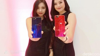 Untuk fotografi, OPPO F9 memllikl kamera utama ganda beresolusl 16 MP + 2 MP dengan aperture f/1.8 dan f/2,4. (Foto: detikINET/Adi Fida Rahman)