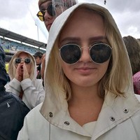 Gadis ini tak sengaja melihat kembaran di sebuah konser. Sama-sama memilih jaket putih dengan hoodie dan kacamata berbingkai bundar. Sama-sama chic! Foto: istimewa