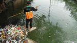 Sampah di Kali Ciliwung Terus Dibersihkan