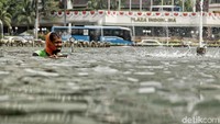 Kolam di bundaran HI terus dilakukan perawatan secara berkala.