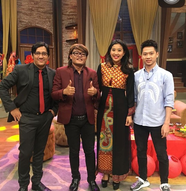 Menjadi bintang tamu Ini Talkshow yang dipandu Sule, Kevin Sanjaya yang menjadi juara All England bersama pasangannya Marcus, tampil kekinian dengan kemeja biru dari brand A Bathing Ape atau lebih dikenal dengan nama BAPE. Dia juga memakai sneakers kolaborasi Adidas dengan Pharrell seri ‘Cloud Mood’. Foto: Instagram