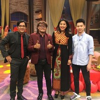 Menjadi bintang tamu Ini Talkshow yang dipandu Sule, Kevin Sanjaya yang menjadi juara All England bersama pasangannya Marcus, tampil kekinian dengan kemeja biru dari brand A Bathing Ape atau lebih dikenal dengan nama BAPE. Dia juga memakai sneakers kolaborasi Adidas dengan Pharrell seri ‘Cloud Mood’. Foto: Instagram