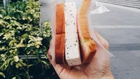 Foto: Anthony juga suka jajan lho. Ini foto dia jajas es krim potong Ice Cream Uncle di Orchard Road Singapura (@sinisukanthony/Instagram)