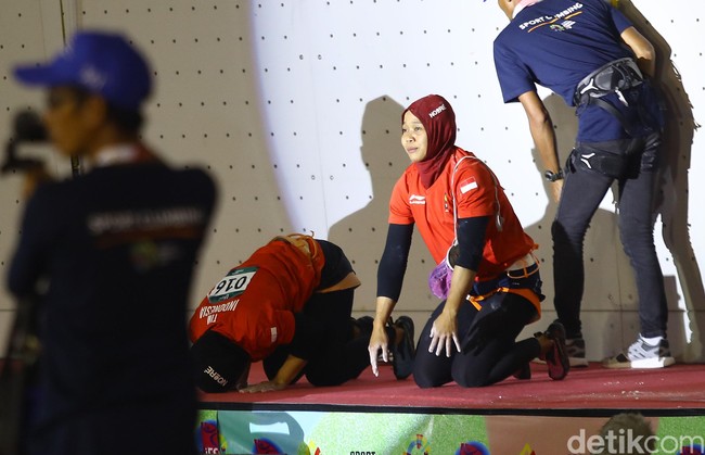 Setelah laga final itu, Aries dan Puji tak bisa menyembunyikan rasa haru. Mereka berdua melakukan sujud syukur sambil berlinang air mata. Foto: Rachman Haryanto