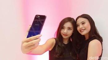 Beralih ke kamera depan. OPPO F9 memasang sensor 25 MP, HDR Sensor, dan A1 Beauty  Technology 2.1.  (Foto: detikINET/Adi Fida Rahman)