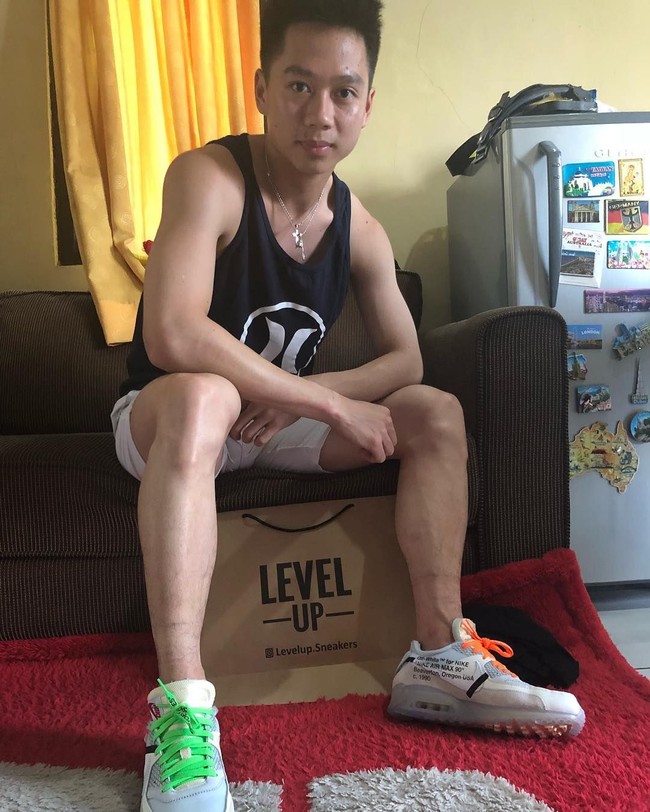 Kevin Sanjaya mengunggah foto penampilannya memakai salah satu sneakers yang diburu para pecinta gaya hypebeast, Off White x Nike Vapormax 2.0 White. Sneakers kolaborasi Nike dangan Off White itu dijual mulai dari Rp 10 jutaan hingga Rp 14 jutaan. Foto: Instagram