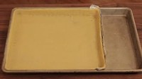 Loyang kue terlalu besar? Ada trik mudah nih, loyang kue bisa dibatasi dengan alumunium foil, sesuai dengan ukuran loyang yang dibutuhkan. Foto: Istimewa