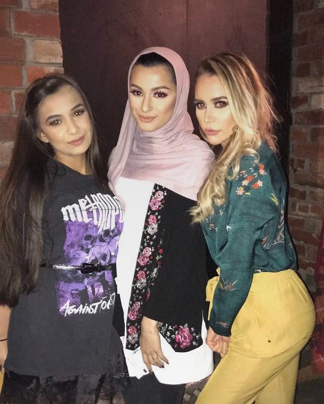Namun, Waliyha hanya memakai hijab di momen tertentu. Saat Hari Raya Idul Adha, ia tampil tanpa hijab dan memakai tunik warna putih. Tunik seperti ini juga kerap dipakai oleh wanita muslim di Indonesia. Foto: Instagram/waliyha.azad
