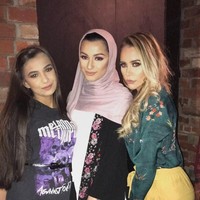 Namun, Waliyha hanya memakai hijab di momen tertentu. Saat Hari Raya Idul Adha, ia tampil tanpa hijab dan memakai tunik warna putih. Tunik seperti ini juga kerap dipakai oleh wanita muslim di Indonesia. Foto: Instagram/waliyha.azad