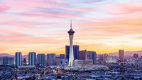 Top of The World Restaurant di Stratosphere Hotel, Vegas menghadirkan sensasi bersantap sambil menikmati keindahan kota dari atas ketinggian. Bahkan restoran ini bisa berputar 360 derajat selama 80 menit. Menu andalannya lobster bisque hingga pork belly. Foto: Istimewa