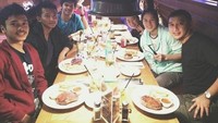 Berkumpul bersama teman-teman terdekatnya, Anthony memesan steak, dengan kentang goreng, dan saus BBQ. Foto: Instagram @sinisukanthony