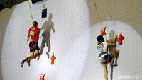 Aspar Jaelolo (kiri) saat bertanding di cabang olahraga panjat tebing (sport climbing) nomor kecepatan (speed) putra di Jakabaring, Palembang, Kamis (23/8/2018).