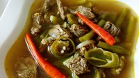 Potongan daging sapi ini dimasak dengan cabai hijau gendut dan campuran cabai rawit. Segar! Foto : instagram @adekumala