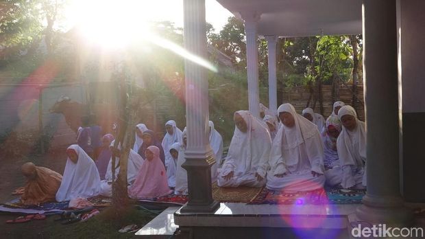 Ratusan Jemaah Islam Aboge Probolinggo Gelar Salat Id