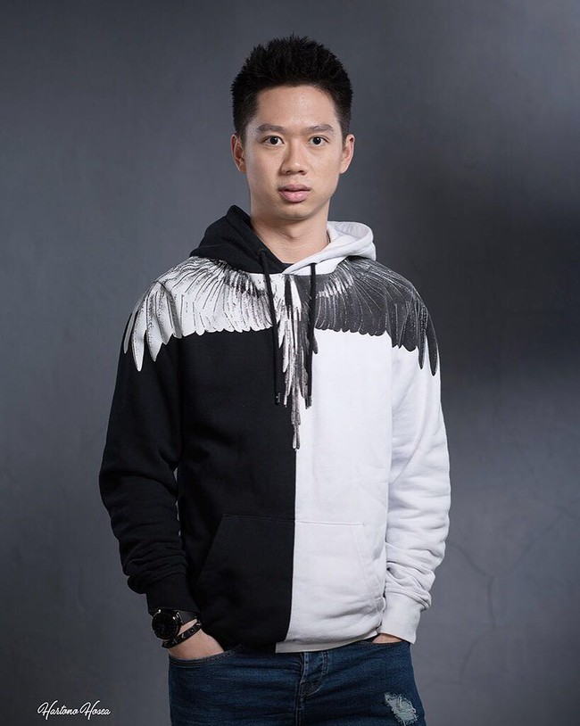Saat menjalani sebuah pemotretan Kevin Sanjaya tampil dengan jaket dari brand asal Milan, Italia, Marcelo Burlon. Jaket hitam putih dengan gambar sayap yang dipakainya ini dijual di situs Bobobobo seharga Rp 6 jutaan. Foto: Instagram