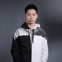 Saat menjalani sebuah pemotretan Kevin Sanjaya tampil dengan jaket dari brand asal Milan, Italia, Marcelo Burlon. Jaket hitam putih dengan gambar sayap yang dipakainya ini dijual di situs Bobobobo seharga Rp 6 jutaan. Foto: Instagram