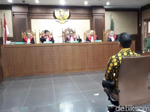 Zumi Zola Beri 2 Ambulans ke PAN agar Adiknya Dicalonkan Wali Kota