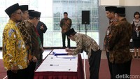 Usai pengambilan sumpah 14 pejabat internal itu pun menandatangani surat kerja.