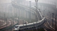 Jalur kereta cepat yang terus bertambah itu telah menghubungkan setiap kota-kota nesar yang ada di China, dari Harbin di sebelah utara Shenzhen hingga ke perbatasan Hong Kong. Pool/CNN Money.