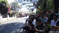 Warga terlihat ikut memadati sekitar lokasi kejadian untuk menonton olah TKP.