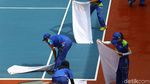 Aksi Mengeringkan Lapangan Tenis dengan Handuk