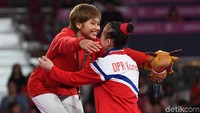 Rifda saat memberikan ucapan selamat kepada peenam Korea.