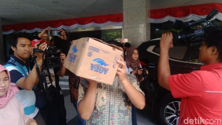 Barang Barang dari  Ruang  Kerja Idrus Diangkut Pakai Kardus 