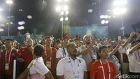 Penonton menyanyikan lagu Indonesia Raya.