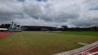 Rumput lapangan atletik itu rumput hidup dan dibisa digulung serta didatangkan dari Swiss.