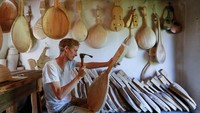 Balada liris yang dikenal sebagai dumas  populer di Ukraina dari abad ke-15, tetapi tradisi hampir mati di bawah penindasan Soviet pada 1930-an. Nyala itu tetap hidup di daerah pedesaan. Valentyn Ogirenko/Reuters.